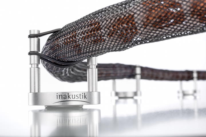Python in der Luft: Die in-akustik Referenz Cable Base entkoppelt Kabel von Fußböden und anderen Oberflächen