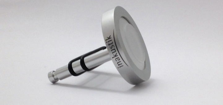 Mit der neuen in-akustik Referenz Cable Base widmet sich in-akustik den Kabeln und ihrer Entkopplung