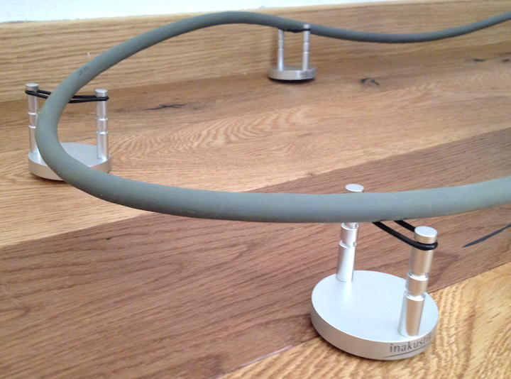 Abgehoben klingt besser: auch die relativ steifen StraighWire Melody Lautsprecher-Kabel können die in-akustik Referenz Cable Bases vom Boden heben, was mit klanglichem Zugewinn belohnt wird