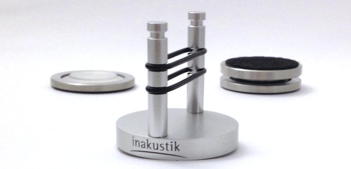 Familien-Treffen: Die neue in-akustik Referenz Cable Base setzt auf die bekannten Entkoppler der Referenz-Serie auf (links hinten: Exzellenz Gel Absorber; rechts hinten: High Tech Referenz Gel Absorber mit Filzpad)