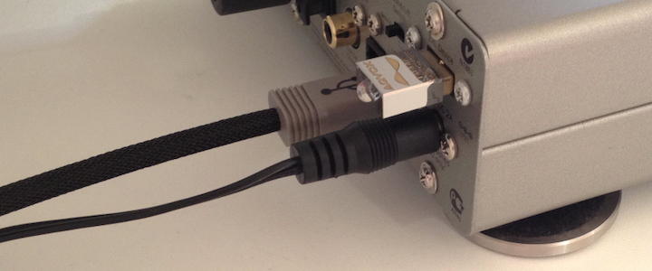 Der Port ist eigentlich für einen Bluetooth-Empfänger gedacht – dem Aqvox USB Detoxer Terminator QL2 ist das aber egal. Er räumt hörbar auch im DAC auf.