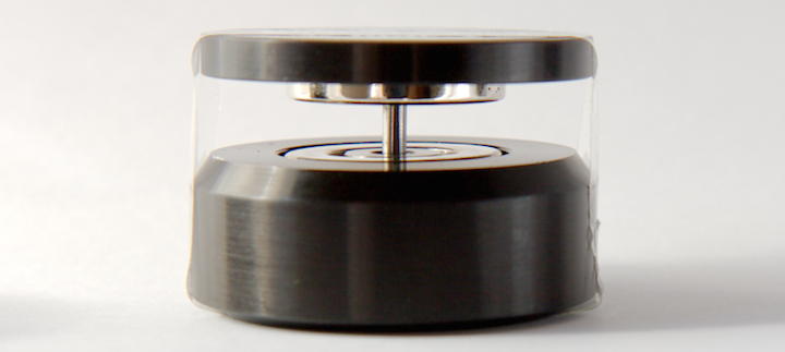 Nur mit Tesa möglich: Um einen zusammen gesteckten NeoLev solo fotografieren zu können, müssen die magnetischen Teile mit Klebeband fixiert werden.