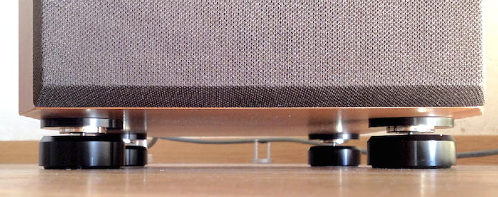Abgehoben: Die NeoLevs entkoppeln die Box mittels Magnetismus vom Boden und halten sie wie auf einem Luftkissen schwebend.
