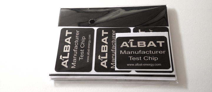Eingetütet: Die Albat Manufacturer Test Chips kommen zu fünft nebst kurzer Anleitung in einer Tüte verpackt.Eingetütet: