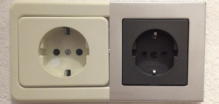 Vorher - Nachher: Die GigaWatt Steckdose (rechts) ersetzt eine Standard-Steckdose