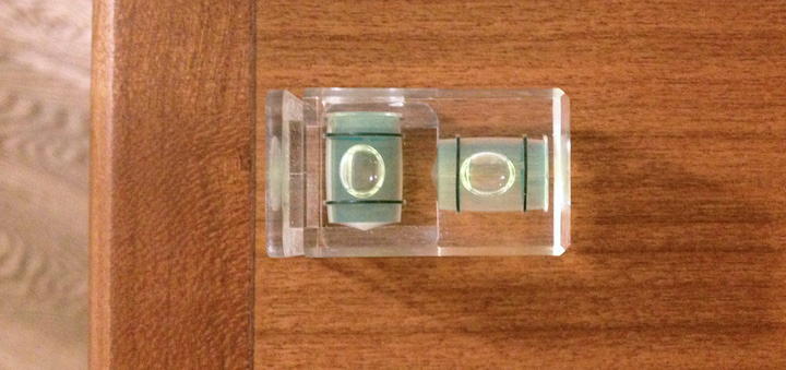 Die Wasserwwage zeigt es: Die TritonAudio NeoLevs halten die Box von selbst in Waage – selbst auf schwimmendem Parkett
