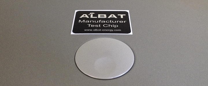 Gelegt statt geklebt: In der Annahme, dass Kontakt genügt, liegen zum Test je ein Chip auf Amp, DAC und Mac – allerdings mit dem Gesicht nach unten.