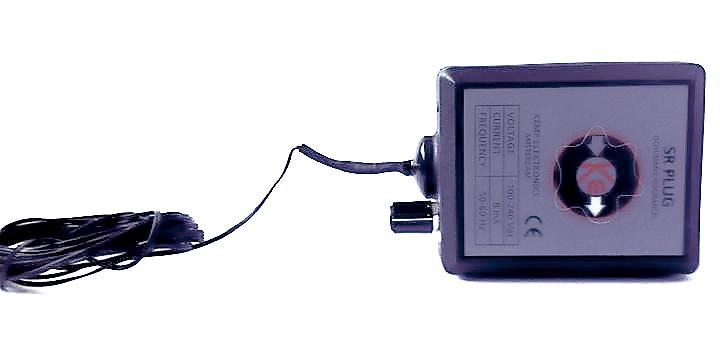 Kurzer Kasten, lange Antenne: Der Schumann Resonanz Plug von Kemp Elektronik hat eine 2,5 Meter lange Antenne dabei