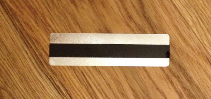 Alu, Kunststoff, Alu. Oder: Klebt, klebt nicht, klebt auch. Die Albat LMC Loudspeaker Cable Chips sind anders aufgebaut als die Albat Manufacturer Test Chips