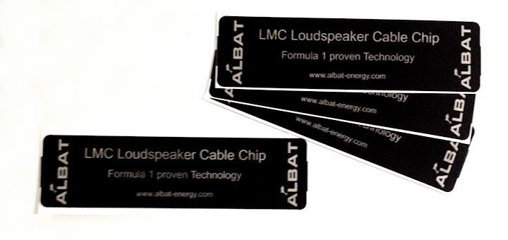 Die Albat LMC Loudspeaker Cable Chips sind selbst klebende Metallfolien, die den Klang positiv beeinflussen sollen
