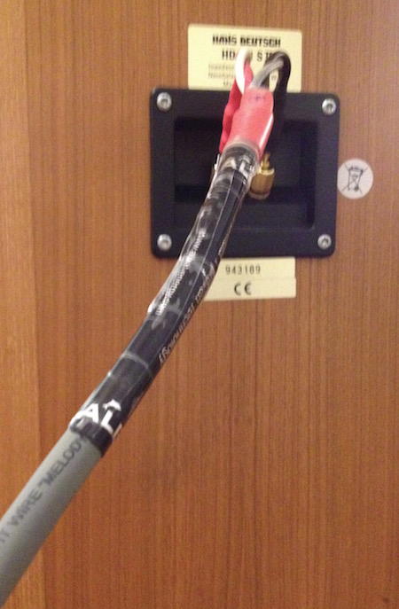 Richtig herum und trotzdem mit Tesa: Die Albat LMC Loudspeaker Cable Chips kleben zwar selbst, aber erst ein zusätzlicher Streifen Tesa hält sich zuverlässig auf dem Kabel fest