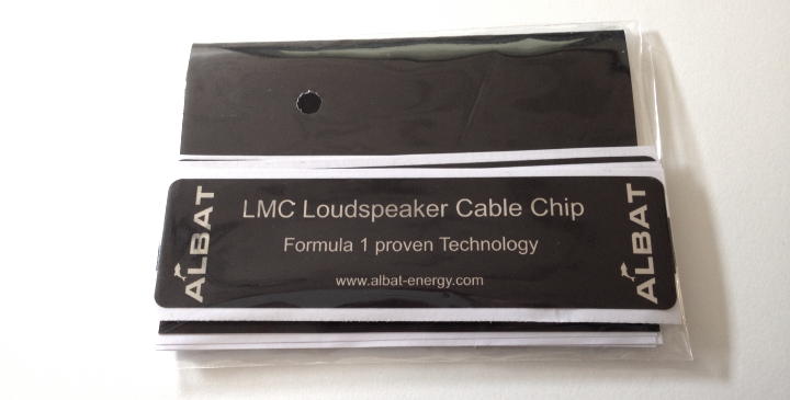 Quartett im Tütchen: Die Albat LMC Loudspeaker Cable Chips gibt es als Vierer-Satz – macht für jedes Lautsprecher-Kabel zwei Sticker