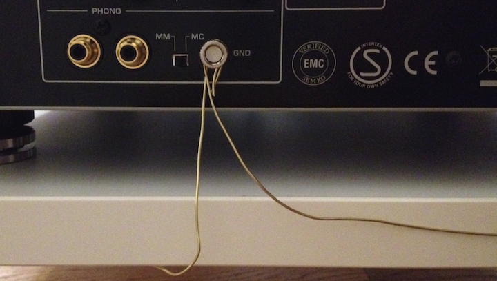 Angeschlossen an die Phono-Klemme des Verstärkers bringt die Erdung des Racks mehr Klarheit und Definition