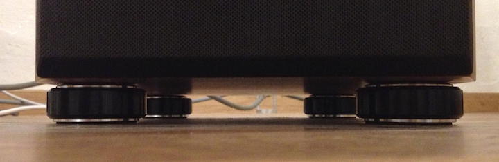 Kinderspiel: Die 21 Kilogramm der HD 311 Retro könnte theoretisch auch einer der Franc Audio Ceramic Disk Slim Feet tragen – stabiler steht die Box allerdings auf vier Füßen