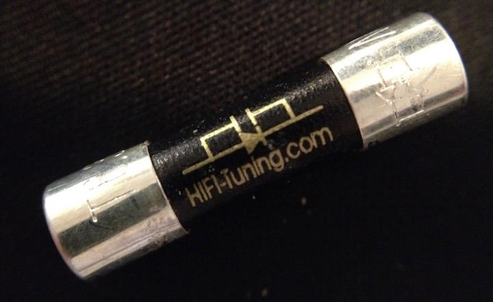 Optisch weniger spektakulär als die vergoldete Kupfer-Sicherung, aber aus dem elektrisch besseren Leiter gefertigt: Die HiFi-Tuning Supreme Feinsicherung aus (beinahe) Rein-Silber