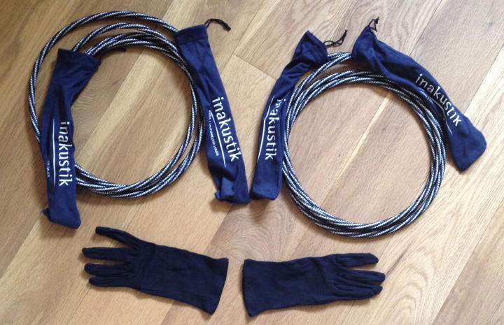 Sorgfalt als Maxime: in-akustik schützt die Stecker und liefert sogar Handschuhe für die Entnahme und Montage mit