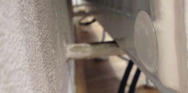 Im Hintergrund: Die creaktiv Systems TwisterStop Glaslinse 30 mm klar an der Rückseite des Heizkörpers im Hörraum