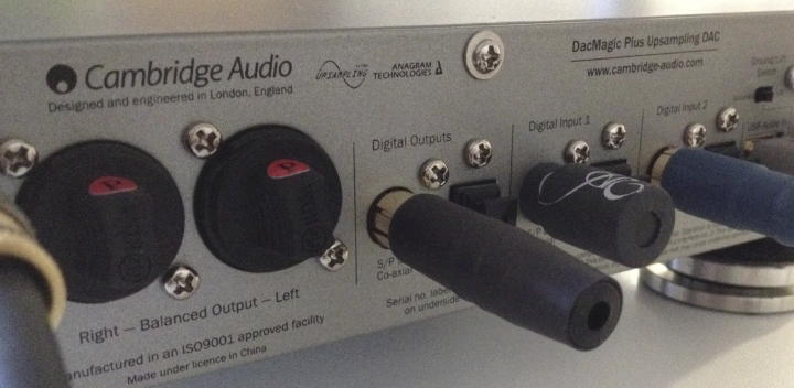 Am Digitalausgang des DAC eingesteckt scheint der 75 Ohm Abschlussstecker zuerst kaum etwas zu verändern. Wohlgemerkt: zuerst.