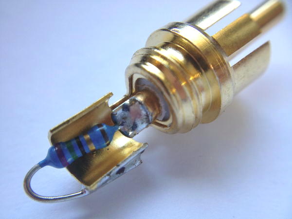 Neutrix-Stecker, Metallflim-Widerstand, Silberlot – an Qualität hat Audiophile Innovationen bei seinem 75 Ohm Abschlussstecker nicht gespart