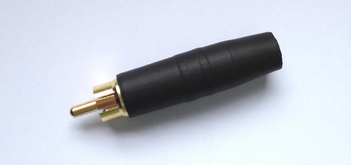 Schlichter Anzug, feiner Effekt: Der 75 Ohm Abschlussstecker von Audiophile Innovationen kann das Klangbild positiv beeinflussen