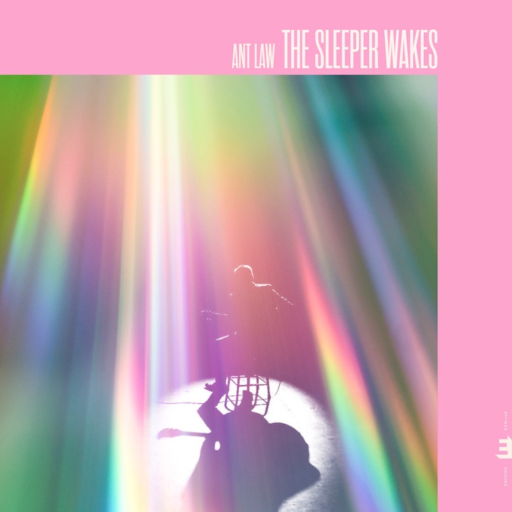 Ant Law hat mit The Sleeper Wakes sein zweites Album vorgestellt – und es ist wieder eine entdeckung