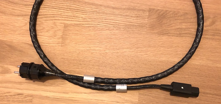 Mini-Python oder Klang-Booster? Das in-akustik AC-1204 AIR Stromkabel darf sich beweisen